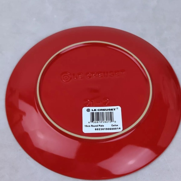 NEW Le Creuset Red Cerisse Star Relief Plate - Picture 9 of 10